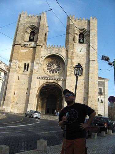 Tony in front of Sé cathedral